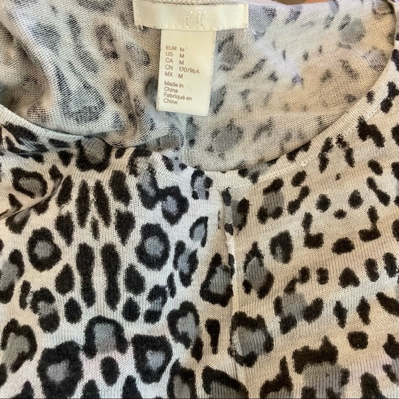 H&M Leopard Print Drop Shoulder Lightweight Knit Sweater Size Medium - Picture 3 of 9